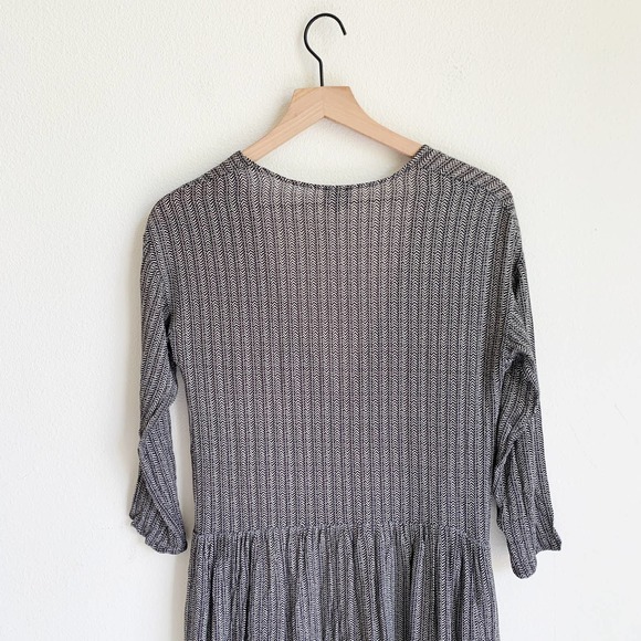 Suzie Winkle Chevron Midi V Neck Dress - Picture 8 of 9